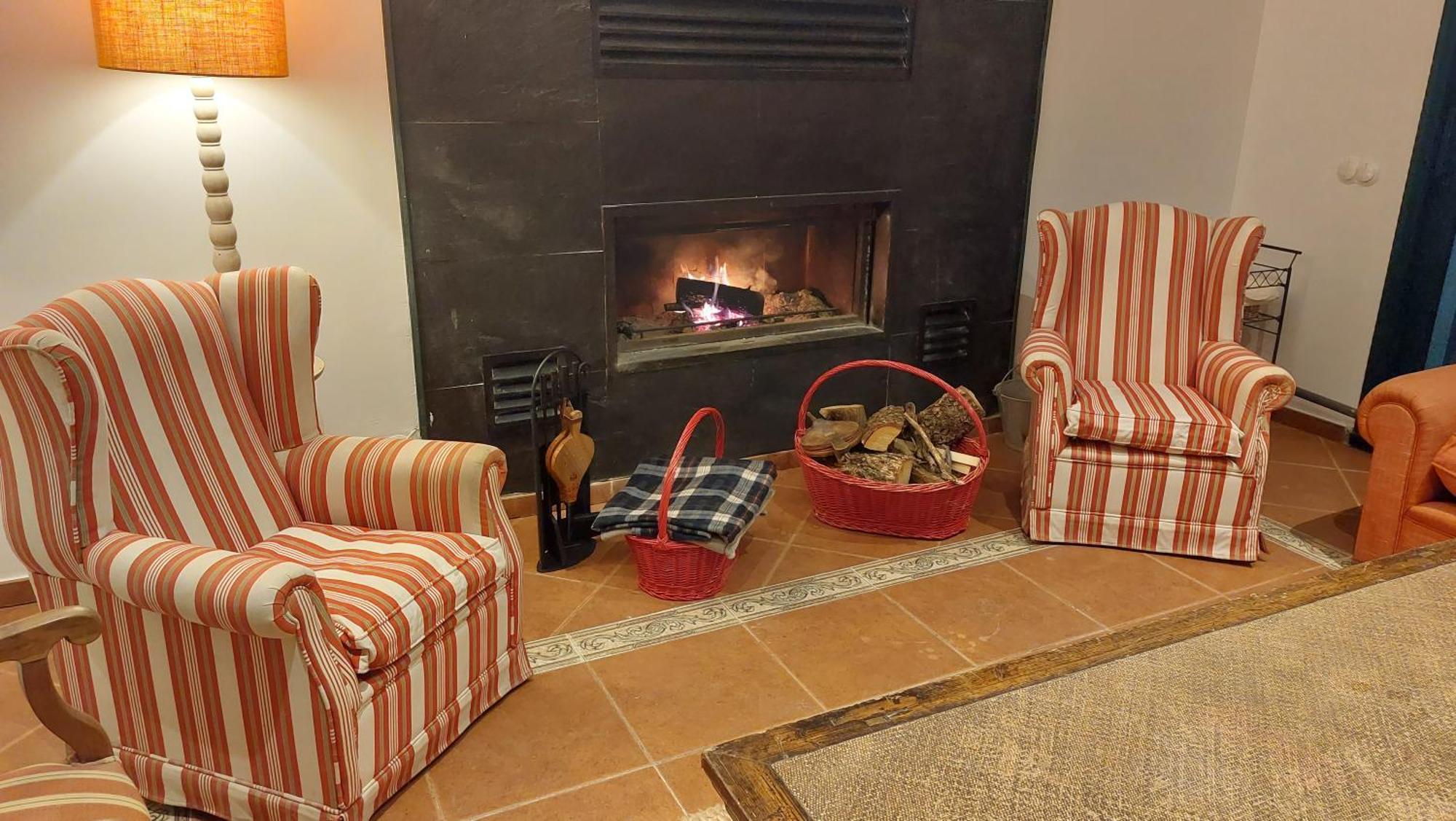 Villa La Lumbre: Encanto Con Piscina Todo El Ano Castillejo de Mesleón